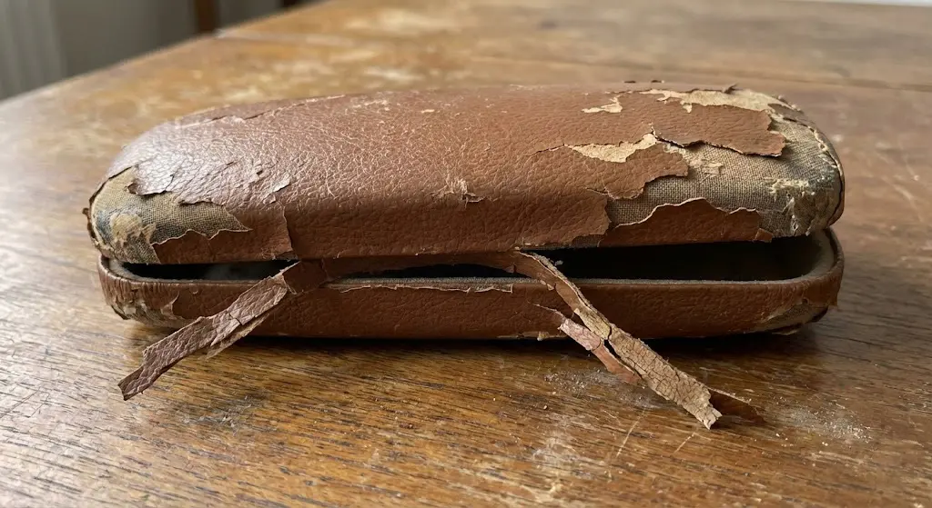 Hộp đựng kính da PU bị bong tróc