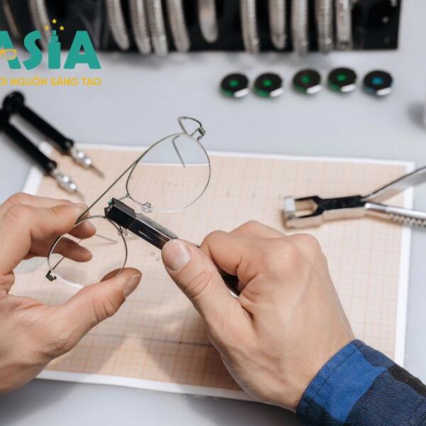 Cách sử dụng tua vít mini sửa mắt kính bị gãy, bị lệch tại nhà