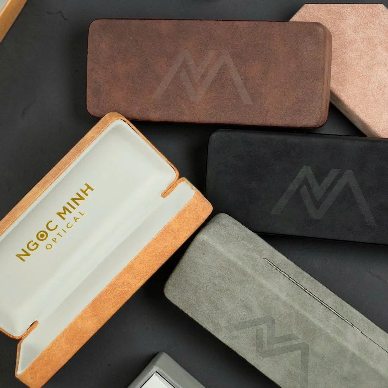 Hộp kính in logo cho cửa hàng kính mắt – Giải pháp nhận diện thương hiệu chuyên nghiệp